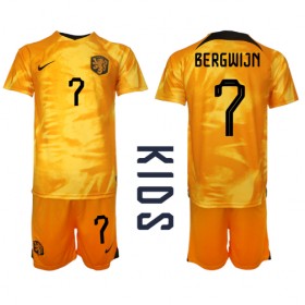 Baby Fußballbekleidung Niederlande Steven Bergwijn #7 Heimtrikot WM 2022 Kurzarm (+ kurze hosen)